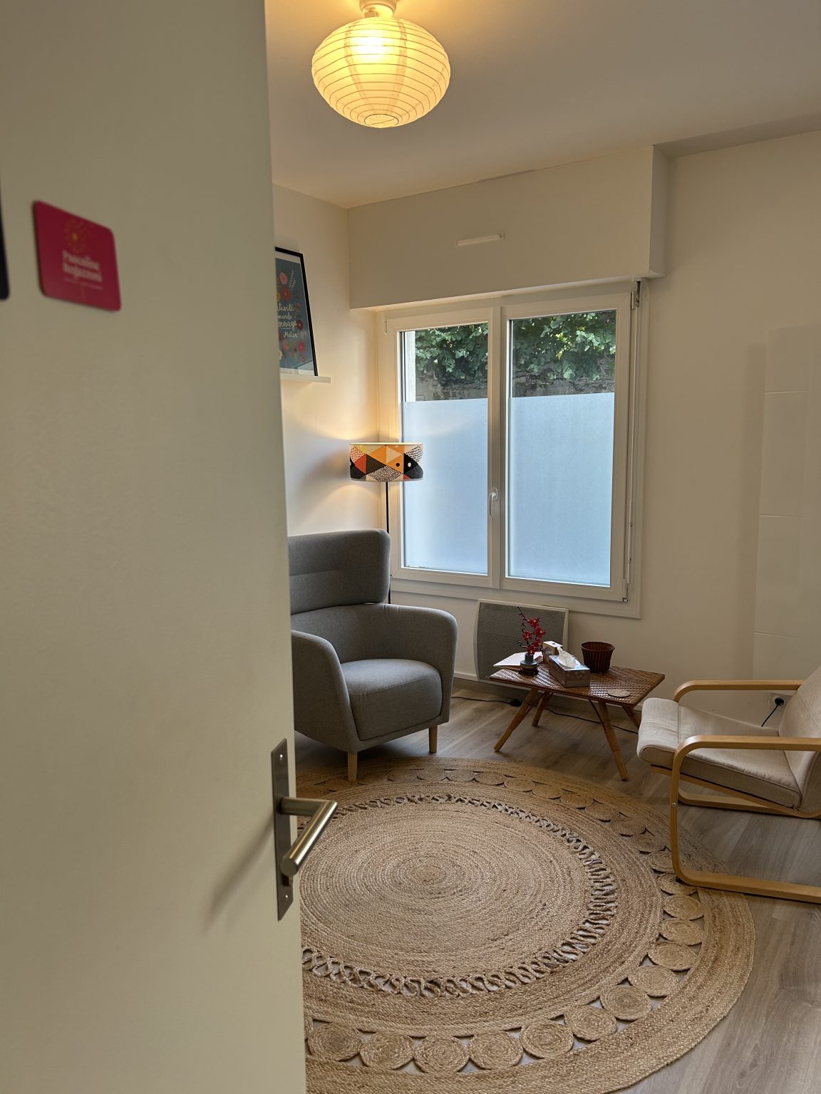 On voit le cabinet de thérapie avec une porte entrouverte