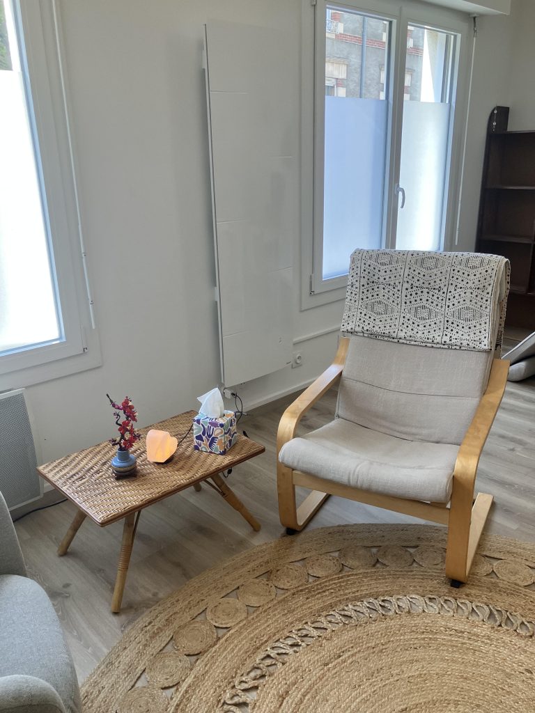 Fauteuil beige, relaxation, client à Nantes