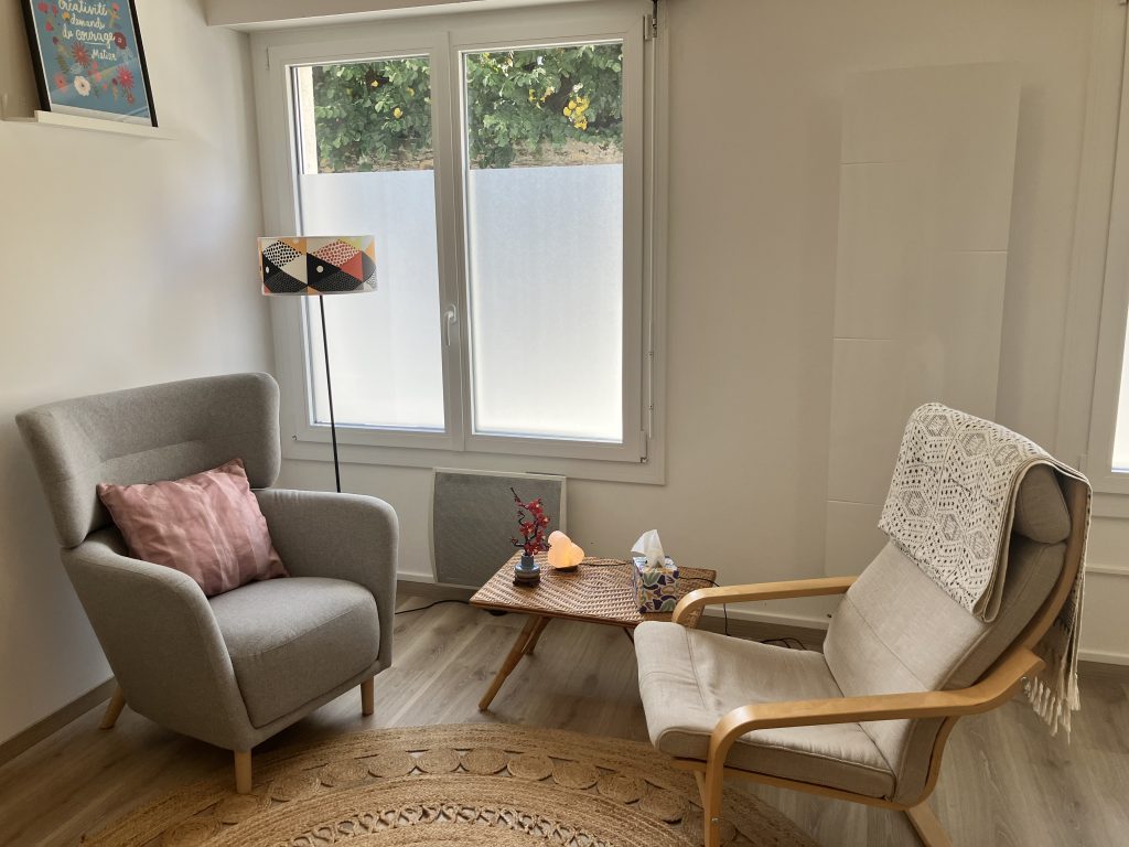 deux fauteuils dans le cabinet de gestakt therapie à Nantes